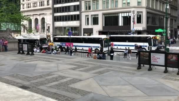 Oidentifierade Personer Och Gatutrafik Vid Stephen Schwarzman Building New York — Stockvideo