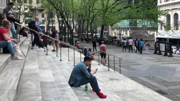Неизвестные Люди Уличное Движение Здании Стивена Шварцмана Нью Йоркской Публичной — стоковое видео