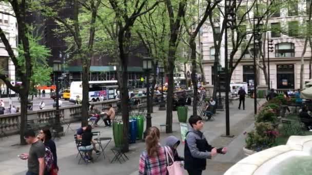 Oidentifierade Personer Och Gatutrafik Vid Stephen Schwarzman Building New York — Stockvideo