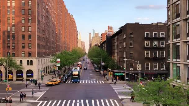 Verkeer Het Kruispunt Van 10Th Avenue West 17Th Street Manhattan — Stockvideo