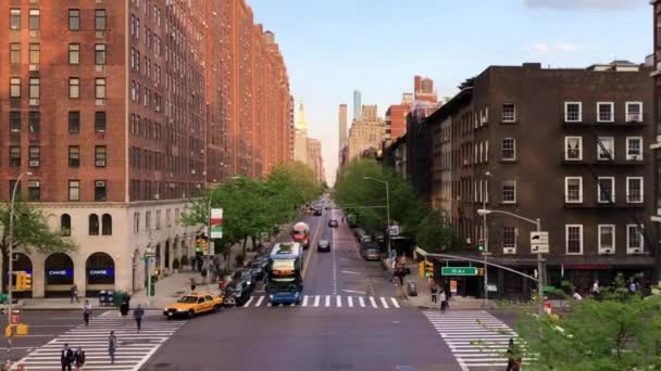 Verkeer Het Kruispunt Van 10Th Avenue West 17Th Street Manhattan — Stockvideo