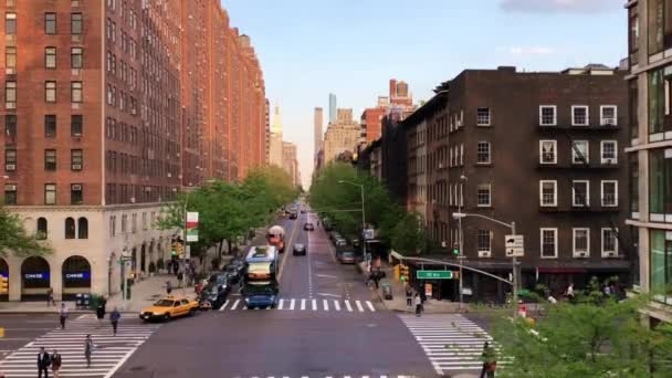 Forgalom Sugárút Utca Kereszteződésénél Manhattanben Ahogy New York High Line — Stock videók