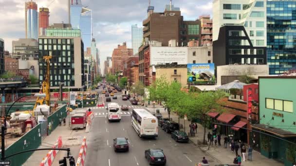 Trafik Vid Korsningen Mellan 10Th Avenue Och West 17Th Street — Stockvideo