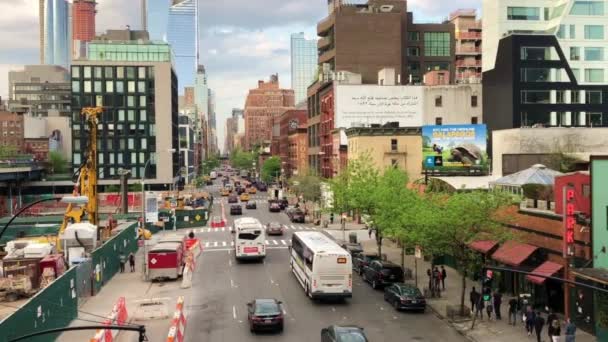 Forgalom Sugárút Utca Kereszteződésénél Manhattanben Ahogy New York High Line — Stock videók