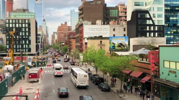 Forgalom Sugárút Utca Kereszteződésénél Manhattanben Ahogy New York High Line — Stock videók