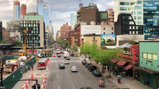 Forgalom Sugárút Utca Kereszteződésénél Manhattanben Ahogy New York High Line — Stock videók