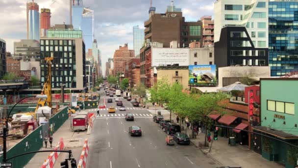 Verkeer Het Kruispunt Van 10Th Avenue West 17Th Street Manhattan — Stockvideo