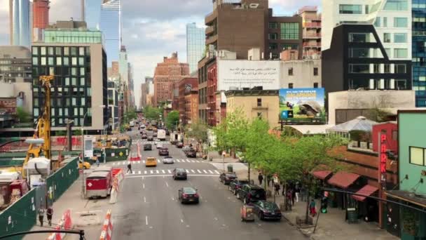 Forgalom Sugárút Utca Kereszteződésénél Manhattanben Ahogy New York High Line — Stock videók