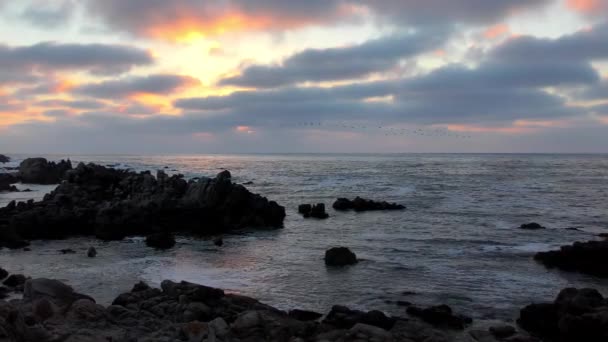 Günbatımı Güneşi Pasifik Okyanusu Ndaki Kayaların Üzerinden Gökyüzünde Parlıyor — Stok video
