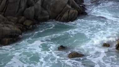 2019 yılında Galapagos Takımadası 'nın en doğusundaki San Cristobal (veya Chatham Adası) engebeli volkanik kayalık kıyıları