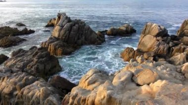 2019 yılında Galapagos Takımadası 'nın en doğusundaki San Cristobal (veya Chatham Adası) engebeli volkanik kayalık kıyıları