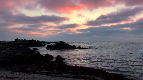 Ήλιος Ηλιοβασιλέματος Κυματίζει Στους Ουρανούς Πάνω Από Νησιώτικα Βράχια Στον — Αρχείο Βίντεο