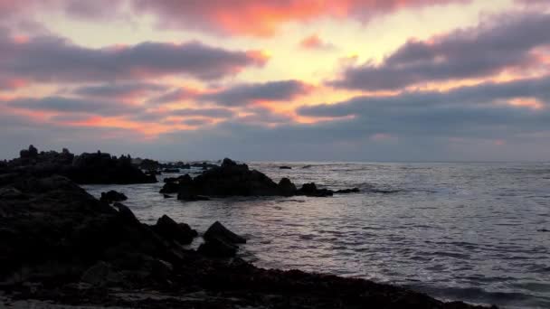 Západ Slunce Zářící Oblohou Nad Ostrovními Skalami Tichém Oceánu — Stock video