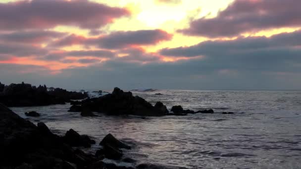 Zachód Słońca Promieniujący Przez Niebo Nad Skałami Wyspy Oceanie Pacyfiku — Wideo stockowe