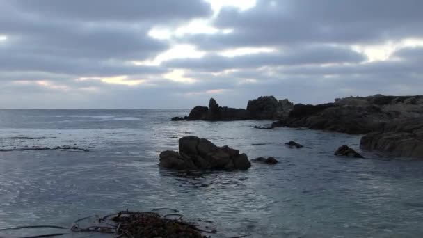 Спокойная Вода Возле Скал Острове Сан Кристобаль Тихом Океане — стоковое видео