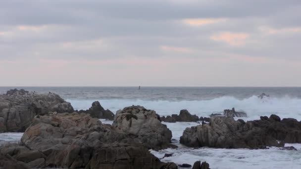 Vue Sur Les Vagues Éclaboussant Les Rochers Île San Cristobal — Video