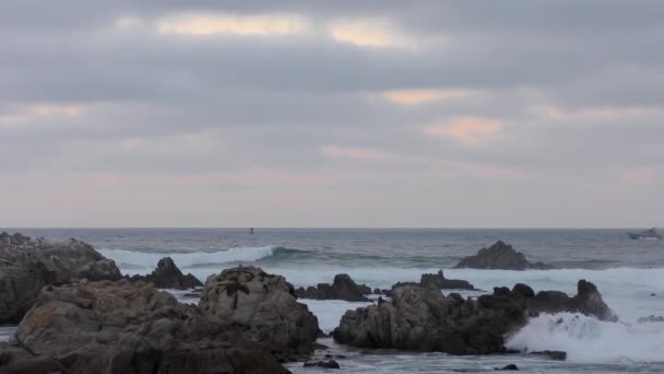 Vue Sur Les Vagues Éclaboussant Les Rochers Île San Cristobal — Video