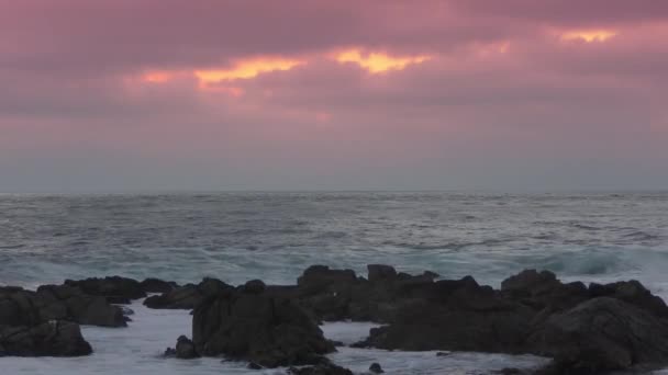 Kalme Golven Spetteren Oceaan Kust Met Heldere Paarse Zonsondergang Hemel — Stockvideo