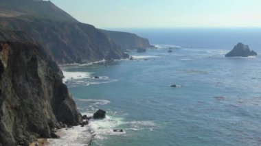 Kaliforniya 'nın kayalık sahillerinde dalgaların sıçradığı görüntüler.