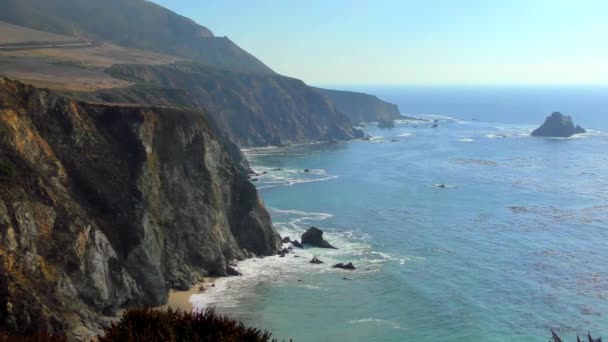 Záběry Vln Šplouchajících Pobřeží Útesu Big Sur Kalifornii — Stock video