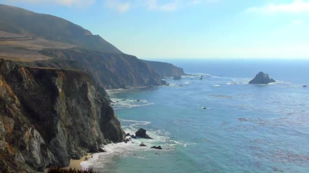 Filmaufnahmen Von Wellen Die Der Klippenküste Von Big Sur Kalifornien — Stockvideo