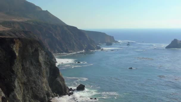 Filmación Olas Salpicando Costa Acantilado Big Sur California — Vídeos de Stock