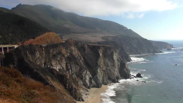 Filmaufnahmen Von Wellen Die Der Steilküste Von Bixby Creek Kalifornien — Stockvideo