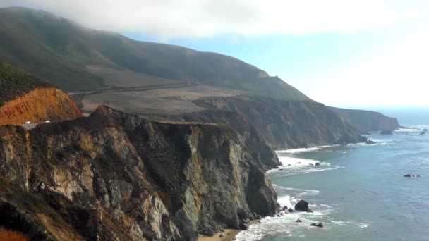 Filmaufnahmen Von Wellen Die Der Steilküste Von Bixby Creek Kalifornien — Stockvideo