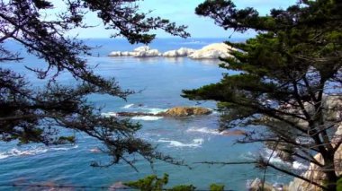 Carmel Highlands, Kaliforniya 'daki Point Lobos State Doğal Rezervi' nden gelen dalgalarla inanılmaz bir turkuaz su. Pasifik Okyanusu manzarası.