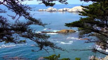 Carmel Highlands, Kaliforniya 'daki Point Lobos State Doğal Rezervi' nden gelen dalgalarla inanılmaz bir turkuaz su. Pasifik Okyanusu manzarası.