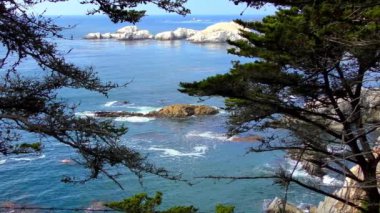Carmel Highlands, Kaliforniya 'daki Point Lobos State Doğal Rezervi' nden gelen dalgalarla inanılmaz bir turkuaz su. Pasifik Okyanusu manzarası.