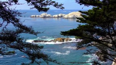 Carmel Highlands, Kaliforniya 'daki Point Lobos State Doğal Rezervi' nden gelen dalgalarla inanılmaz bir turkuaz su. Pasifik Okyanusu manzarası.