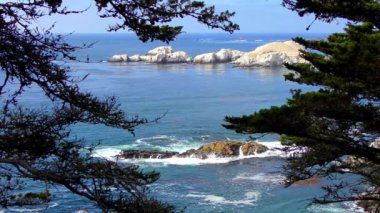 Carmel Highlands, Kaliforniya 'daki Point Lobos State Doğal Rezervi' nden gelen dalgalarla inanılmaz bir turkuaz su. Pasifik Okyanusu manzarası.