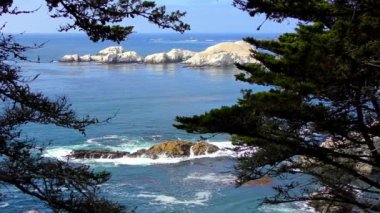 Carmel Highlands, Kaliforniya 'daki Point Lobos State Doğal Rezervi' nden gelen dalgalarla inanılmaz bir turkuaz su. Pasifik Okyanusu manzarası.