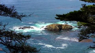 Carmel Highlands, Kaliforniya 'daki Point Lobos State Doğal Rezervi' nden gelen dalgalarla inanılmaz bir turkuaz su. Pasifik Okyanusu manzarası.