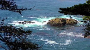Carmel Highlands, Kaliforniya 'daki Point Lobos State Doğal Rezervi' nden gelen dalgalarla inanılmaz bir turkuaz su. Pasifik Okyanusu manzarası.