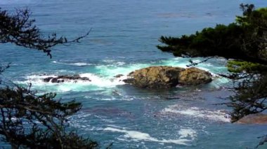 Carmel Highlands, Kaliforniya 'daki Point Lobos State Doğal Rezervi' nden gelen dalgalarla inanılmaz bir turkuaz su. Pasifik Okyanusu manzarası.