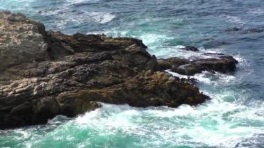Carmel Highlands, Kaliforniya 'daki Point Lobos State Doğal Rezervi' nden gelen dalgalarla inanılmaz bir turkuaz su. Pasifik Okyanusu manzarası.
