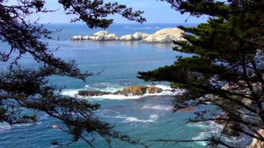 Carmel Highlands, Kaliforniya 'daki Point Lobos State Doğal Rezervi' nden gelen dalgalarla inanılmaz bir turkuaz su. Pasifik Okyanusu manzarası.