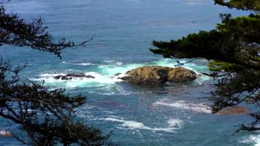 Carmel Highlands, Kaliforniya 'daki Point Lobos State Doğal Rezervi' nden gelen dalgalarla inanılmaz bir turkuaz su. Pasifik Okyanusu manzarası.