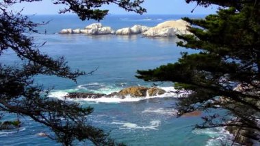 Carmel Highlands, Kaliforniya 'daki Point Lobos State Doğal Rezervi' nden gelen dalgalarla inanılmaz bir turkuaz su. Pasifik Okyanusu manzarası.