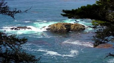 Carmel Highlands, Kaliforniya 'daki Point Lobos State Doğal Rezervi' nden gelen dalgalarla inanılmaz bir turkuaz su. Pasifik Okyanusu manzarası.