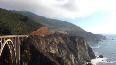 Bixby Creek Köprüsü, aynı zamanda Bixby Kanyon Köprüsü olarak da bilinir, Kaliforniya 'nın Big Sur kıyısında, 2018