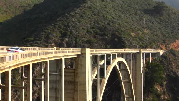 ビックスビー クリーク橋 Bixby Canyon Bridge カリフォルニア州ビッグサー海岸にある橋 — ストック動画