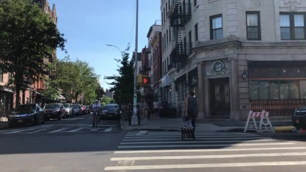 ブルックリンのストリートシーン2018年10月頃 ブルックリン区の北部にある労働者階級の地区 ブッシュウィック — ストック動画