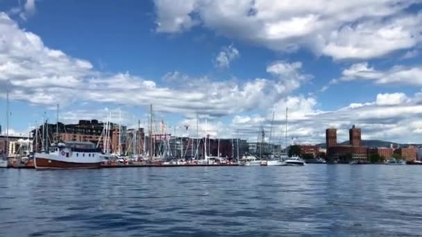 Gli Edifici Oslo Capitale Della Norvegia Visti Una Barca Movimento — Video Stock