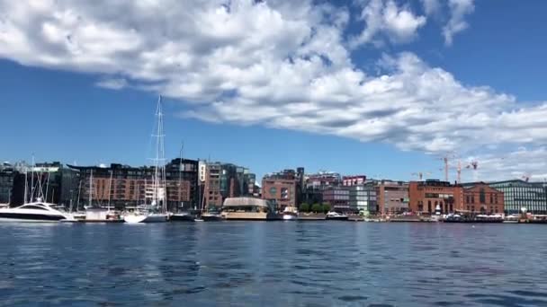 Norveç Başkenti Oslo Nun Binaları Hareket Halindeki Bir Tekneden 2018 — Stok video