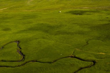 Moğol kırsalının havadan görünüşü, Moğolistan 'ın başkenti Ulaanbaatar' a çok uzak değil.