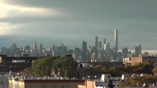 Manhattan Skyline Όπως Φαίνεται Από Μια Ταράτσα Στο Μπρούκλιν Νέα — Αρχείο Βίντεο