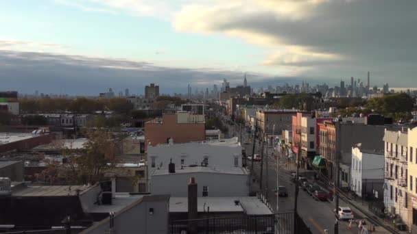 Manhattan panorama, jak je vidět ze střechy v Brooklynu, New York, 29. října 2018